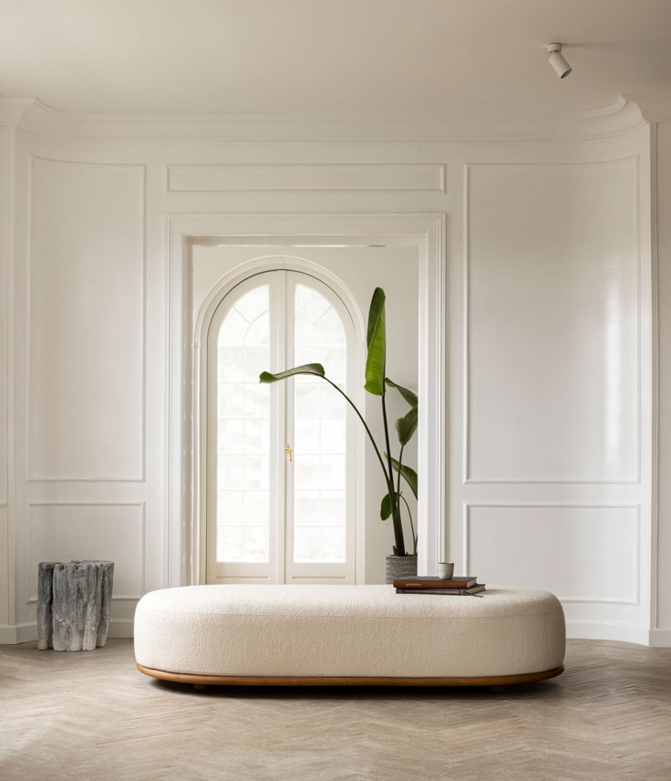 Banco largo color blanco para interior diseñado por expormim