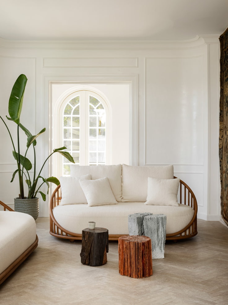 sofá de interior expormim color blanco con carpintería y mesas estilo tocón